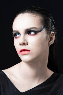 Kırmızı Dudaklı Yaratıcı Güzellik Portresi ve Siyah Arkaplanda Mavi Gözler 