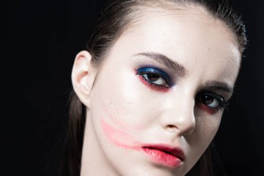 Kırmızı Dudaklı Yaratıcı Güzellik Portresi ve Siyah Arkaplanda Mavi Gözler 