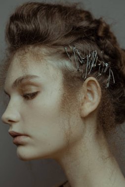 Saçları ve makyajı olan güzel bir kızın geçmişe dönük portresi.