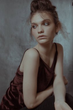 Saçları ve makyajı olan güzel bir kızın geçmişe dönük portresi.