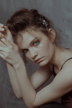 Saçları ve makyajı olan güzel bir kızın geçmişe dönük portresi.