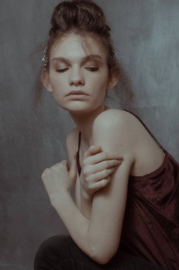 Saçları ve makyajı olan güzel bir kızın geçmişe dönük portresi.