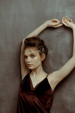 Saçları ve makyajı olan güzel bir kızın geçmişe dönük portresi.