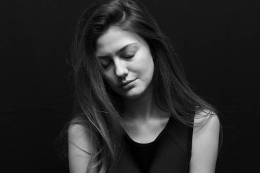 Makyajlı ve uzun saçlı güzel bir kızın güzel portresi.