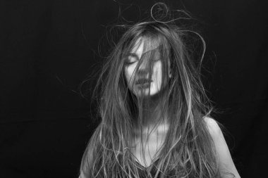 Makyajlı ve uzun saçlı güzel bir kızın güzel portresi.