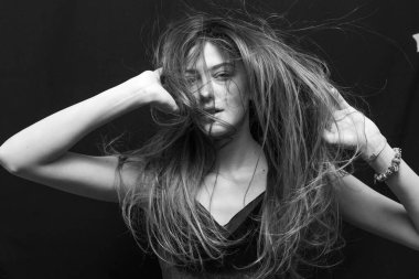 Makyajlı ve uzun saçlı güzel bir kızın güzel portresi.