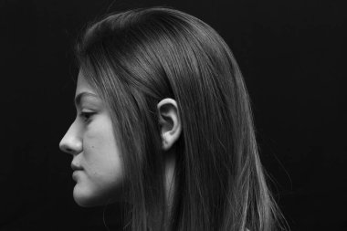 Makyajlı ve uzun saçlı güzel bir kızın güzel portresi.