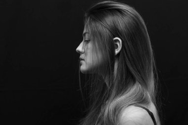 Makyajlı ve uzun saçlı güzel bir kızın güzel portresi.