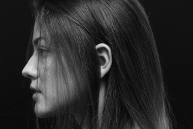 Makyajlı ve uzun saçlı güzel bir kızın güzel portresi.