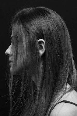 Makyajlı ve uzun saçlı güzel bir kızın güzel portresi.