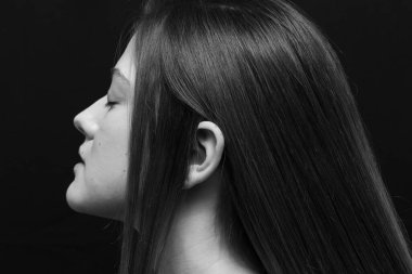 Makyajlı ve uzun saçlı güzel bir kızın güzel portresi.