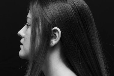 Makyajlı ve uzun saçlı güzel bir kızın güzel portresi.