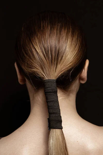 Güzel Parlak Temiz Saçlar Siyah Arka Planda Düzgün Saç Stili — Stok fotoğraf