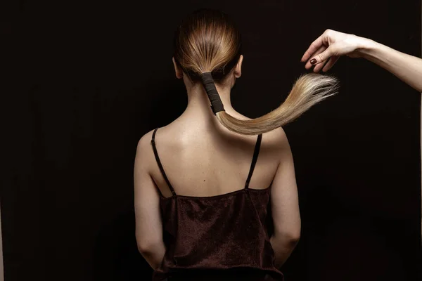 Gyönyörű Fényes Tiszta Haj Szép Frizura Fekete Háttér — Stock Fotó
