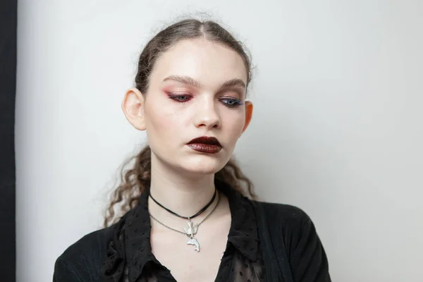 Güzel Alışılmadık Makyajlı Bir Kızın Portresi — Stok fotoğraf