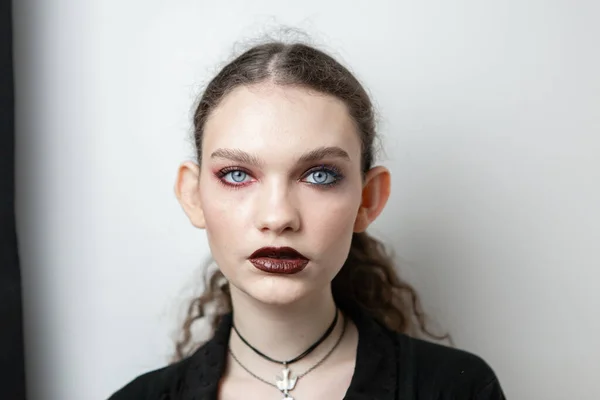 Retrato Uma Menina Com Uma Aparência Bonita Incomum Com Maquiagem — Fotografia de Stock