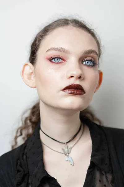 Porträtt Flicka Med Ett Vackert Och Ovanligt Utseende Med Makeup — Stockfoto