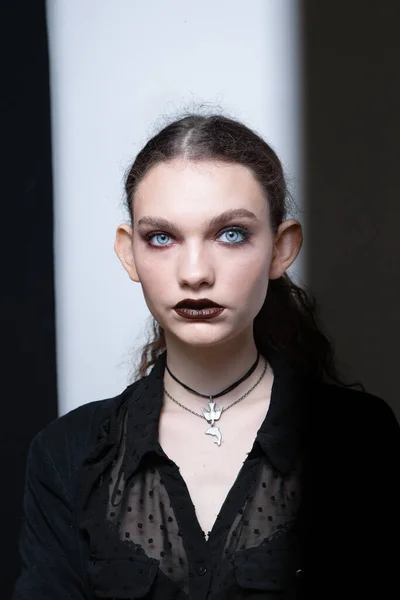 Retrato Una Chica Con Aspecto Hermoso Inusual Con Maquillaje —  Fotos de Stock
