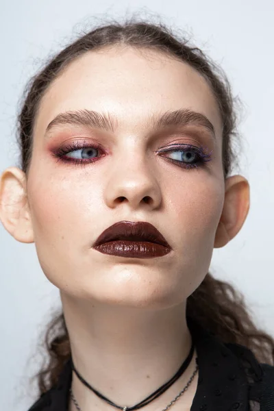 Porträtt Flicka Med Ett Vackert Och Ovanligt Utseende Med Makeup — Stockfoto