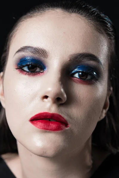 Retrato Beleza Criativo Com Lábios Vermelhos Olhos Azuis Fundo Preto — Fotografia de Stock