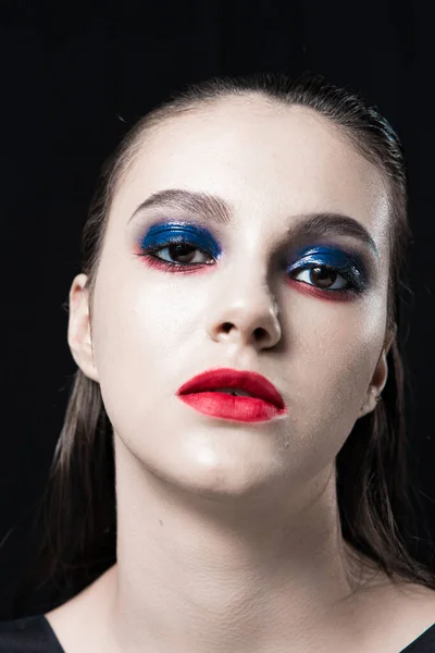 Kreatywny Portret Piękna Czerwonymi Ustami Niebieskimi Oczami Czarnym Tle — Zdjęcie stockowe