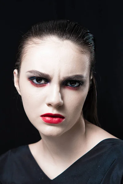 Kırmızı Dudaklı Yaratıcı Güzellik Portresi Siyah Arkaplanda Mavi Gözler — Stok fotoğraf