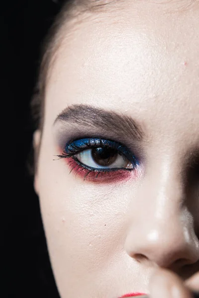 Retrato Belleza Creativa Con Labios Rojos Ojos Azules Sobre Fondo — Foto de Stock