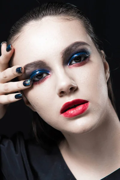 Retrato Beleza Criativo Com Lábios Vermelhos Olhos Azuis Fundo Preto — Fotografia de Stock