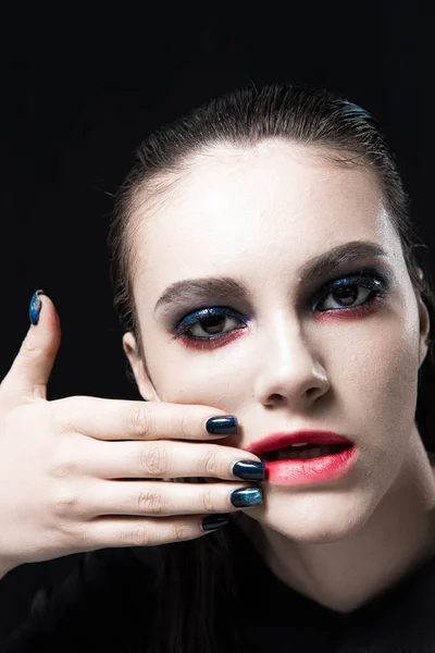 Kreatives Schönheitsporträt Mit Roten Lippen Und Blauen Augen Auf Schwarzem — Stockfoto