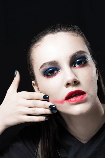 Retrato Beleza Criativo Com Lábios Vermelhos Olhos Azuis Fundo Preto — Fotografia de Stock