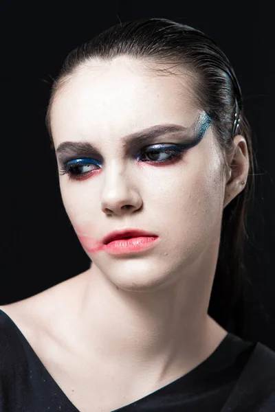Retrato Belleza Creativa Con Labios Rojos Ojos Azules Sobre Fondo — Foto de Stock