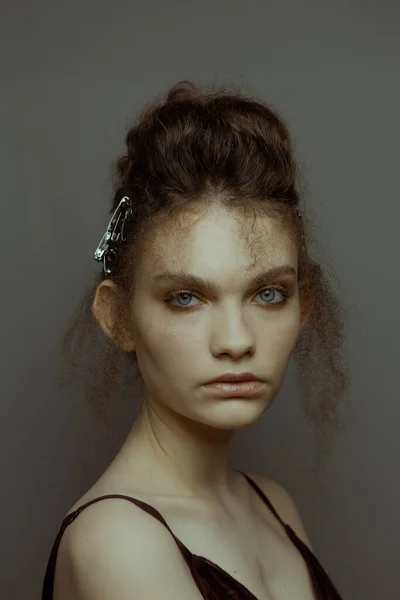 Πορτραίτο Τέχνης Ρετρό Στυλ Ενός Όμορφου Κοριτσιού Μαλλιά Και Μακιγιάζ — Φωτογραφία Αρχείου