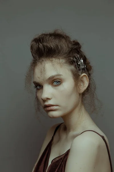 Retrato Arte Estilo Retro Una Hermosa Chica Con Cabello Maquillaje —  Fotos de Stock