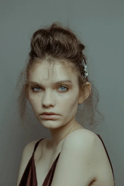 Portret Artystyczny Stylu Retro Pięknej Dziewczyny Włosami Makijażem — Zdjęcie stockowe