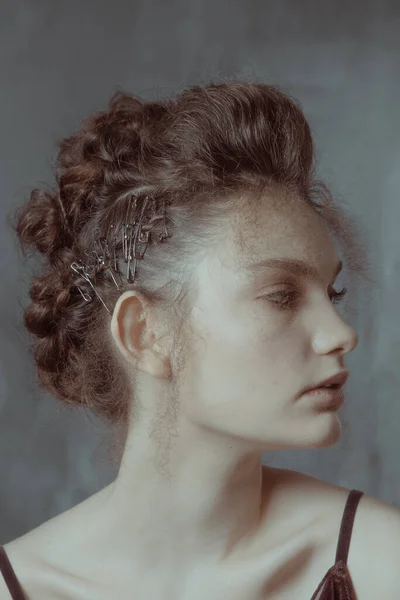 Художній Портрет Ретро Стилі Красивої Дівчини Волоссям Макіяжем — стокове фото