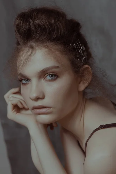 Retrato Arte Estilo Retro Una Hermosa Chica Con Cabello Maquillaje —  Fotos de Stock