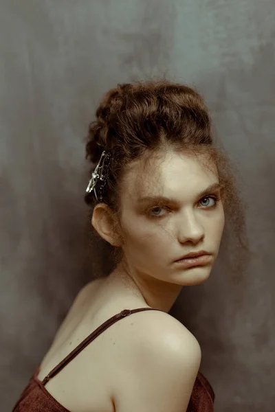 Portret Artystyczny Stylu Retro Pięknej Dziewczyny Włosami Makijażem — Zdjęcie stockowe