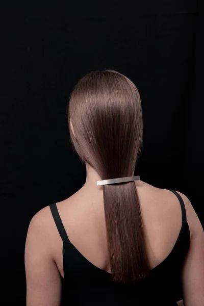 Güzel Parlak Temiz Saçlar Siyah Arka Planda Düzgün Saç Stili — Stok fotoğraf