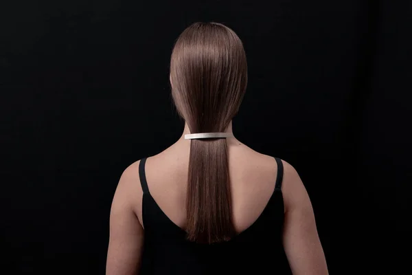 Schöne Glänzende Und Saubere Haare Gepflegte Frisur Auf Schwarzem Hintergrund — Stockfoto