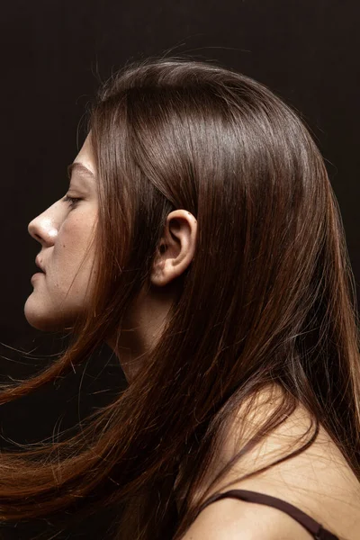 Potret Kecantikan Seorang Gadis Cantik Dengan Riasan Dan Rambut Panjang — Stok Foto