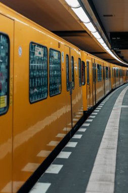 Berlin 'deki metronun mimarisi ve raylardaki trenler.