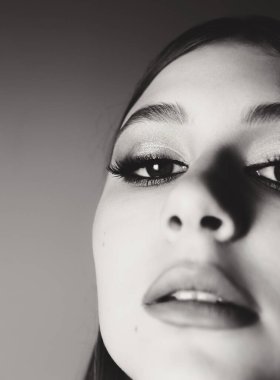 Dumanlı gözlü güzel bir kızın güzel portresi.