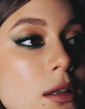 Dumanlı gözlü güzel bir kızın güzel portresi.