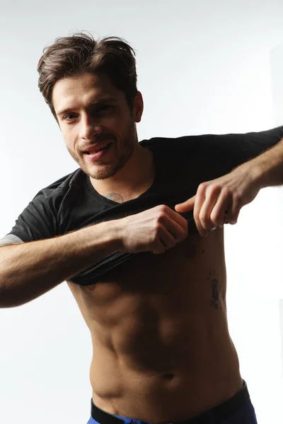 Attraktiver Typ Mit Einem Schönen Körper Relief Zieht Sein Shirt — Stockfoto