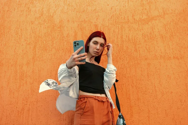 Menina Bonita Com Cabelo Vermelho Leva Selfies Seu Telefone Contra — Fotografia de Stock