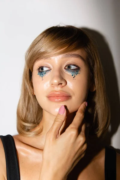 Retrato Uma Menina Bonita Com Pele Natural Maquiagem Arte — Fotografia de Stock