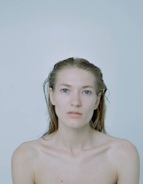 Açık arkaplanda güzel bir kızın açık renk portresi, saç ve makyajlı.