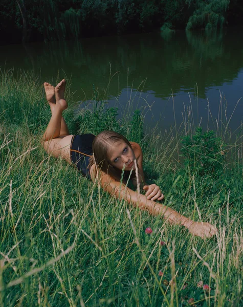 Hermosa Mujer Joven Vestido Blanco Acostado Una Hierba Verde Bosque — Foto de Stock