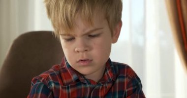 Şirin Çocuk Evde Uzaklık Çalışması Öğreniyor. Anaokulu çocuğu 4K no 'lu odanın yanındaki masada oturuyor.