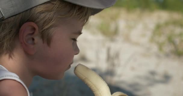 Netter Kleiner Junge Genießt Das Essen Köstlicher Bananen Entzückende Kindersitz — Stockvideo